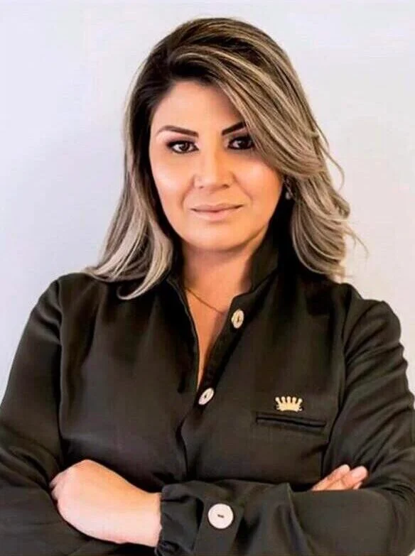 Dra. Márcia Camargo, CRO-PR 15727, da equipe da Contreras Odontologia