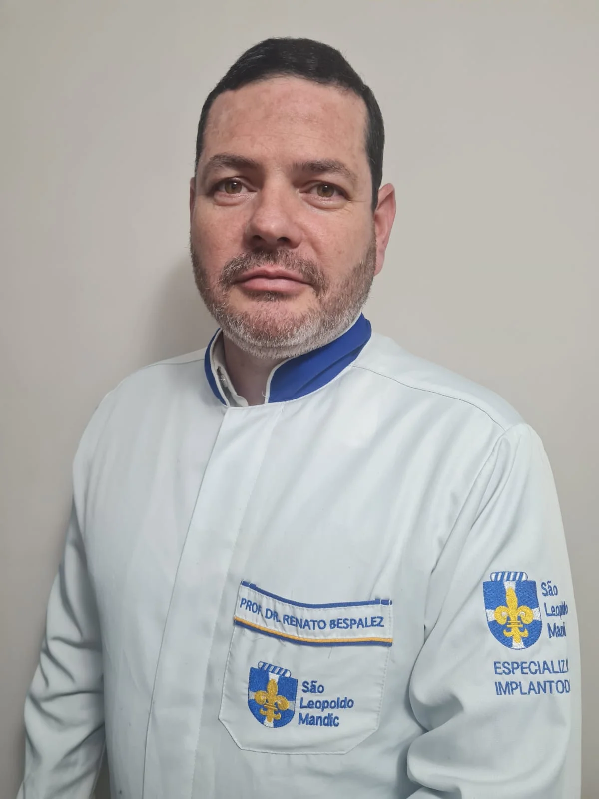 Dr. Renato Bespalez, CRO-PR 15756, especialista em Implantodontia na Contreras Odontologia